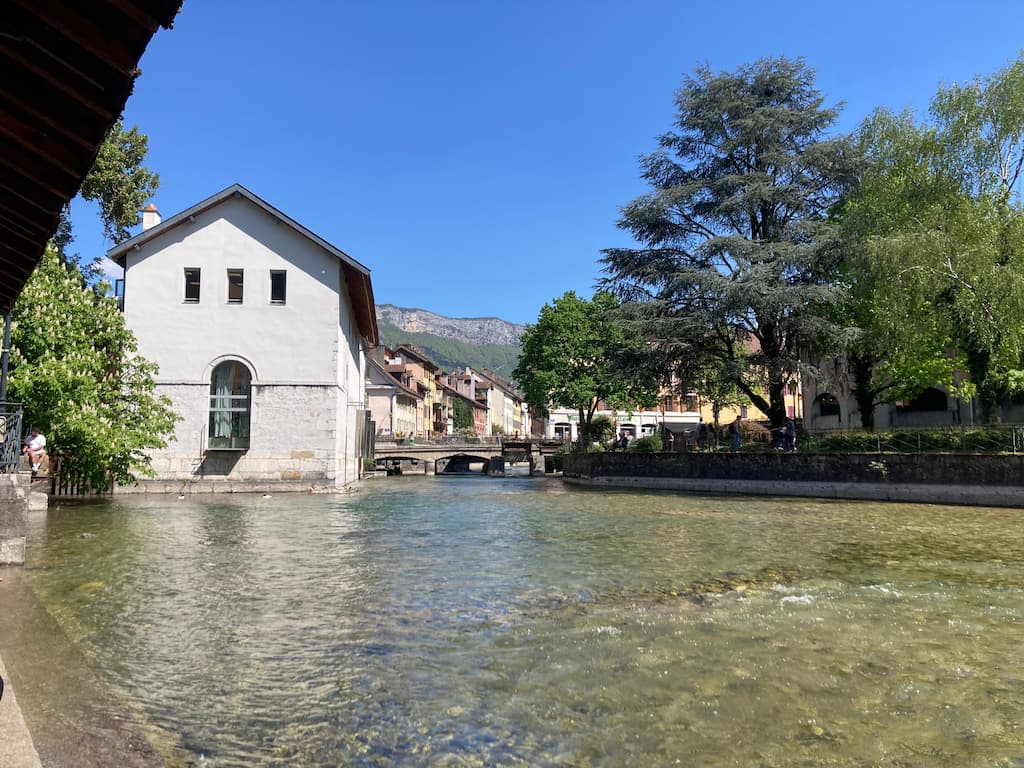 Lac d'Annecy et montagnes — aventure et jeu de piste